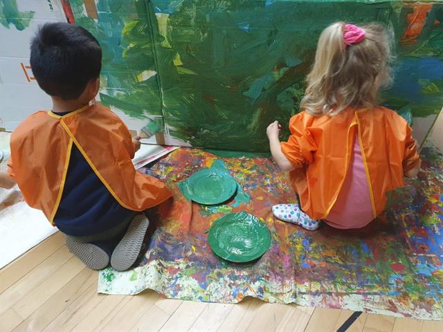 Kinder malen auf einem Tisch