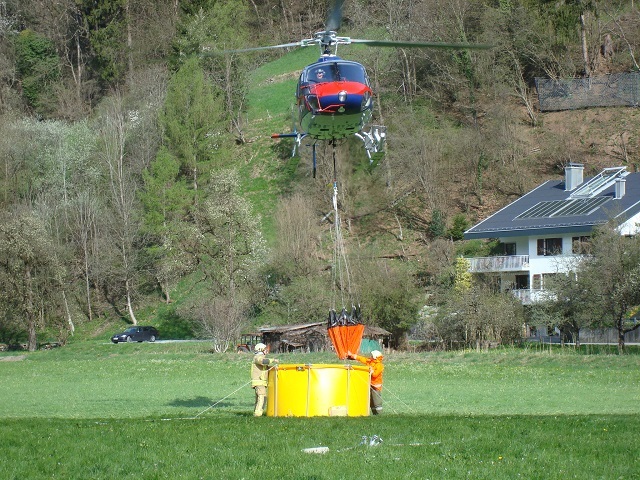 ein Hubschrauber, der über ein Haus fliegt