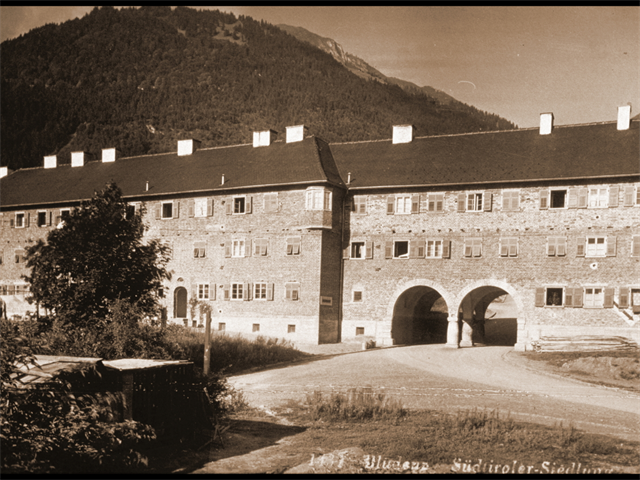 Das Eingangsportal zur Südtiroler Siedlung